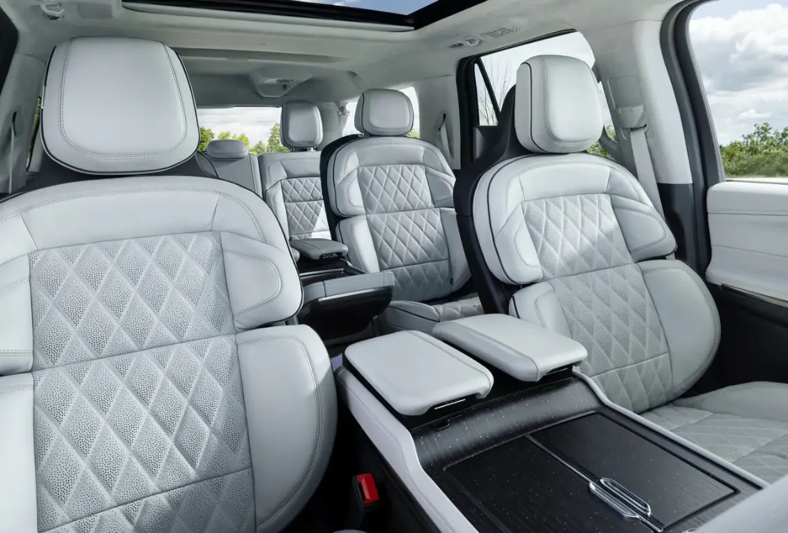 Lincoln-MKT_1